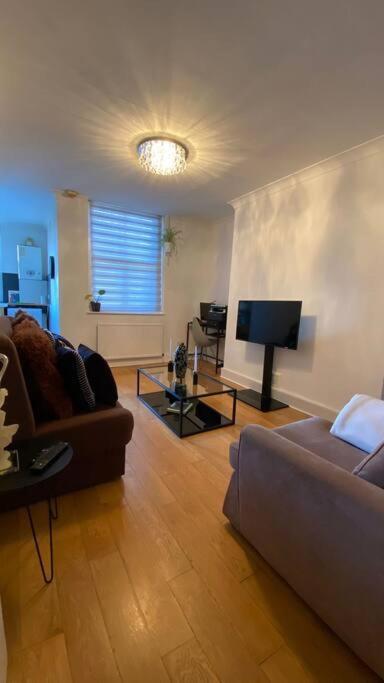 2 Bedroom Flat In Camberwell Green - Central Location With Excellent Connections To Tourist Attractions And Main London Airports Londres Exterior foto