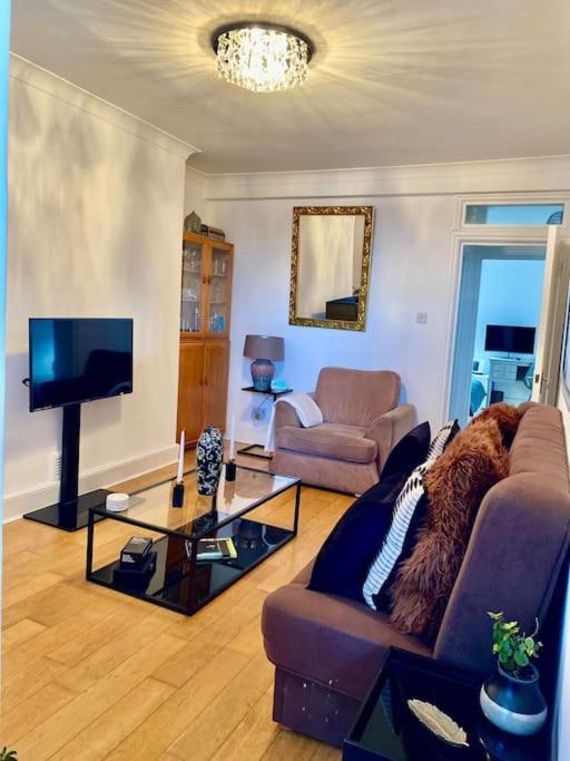 2 Bedroom Flat In Camberwell Green - Central Location With Excellent Connections To Tourist Attractions And Main London Airports Londres Exterior foto