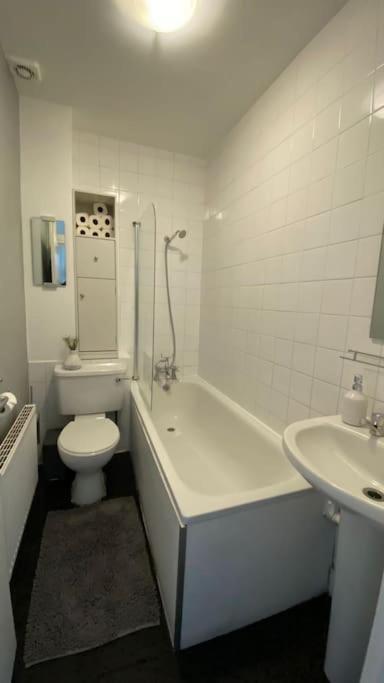 2 Bedroom Flat In Camberwell Green - Central Location With Excellent Connections To Tourist Attractions And Main London Airports Londres Exterior foto