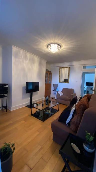 2 Bedroom Flat In Camberwell Green - Central Location With Excellent Connections To Tourist Attractions And Main London Airports Londres Exterior foto