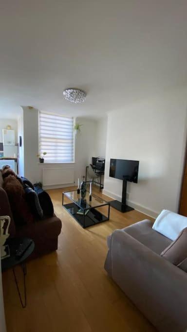 2 Bedroom Flat In Camberwell Green - Central Location With Excellent Connections To Tourist Attractions And Main London Airports Londres Exterior foto